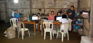Integrantes de Amupakin durante el desarrollo de los proyectos de investigaci&oacute;n.