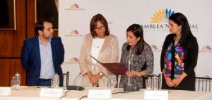 Johana Pes&aacute;ntez explica a la titular del Legislativo, Elizabeth Cabezas, la propuesta de ley para la recuperaci&oacute;n de activos producto de la corrupci&oacute;n.