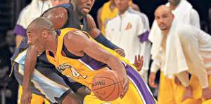 Kobe Bryant (amarillo) controla la pelota durante uno de los &uacute;ltimos encuentros de los Lakers en la NBA. Foto: Internet