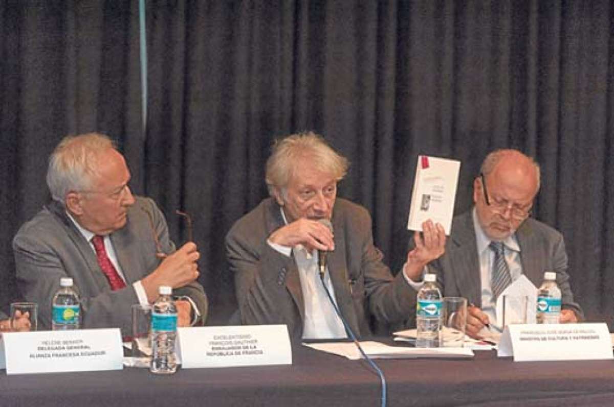 El escritor franc&eacute;s (izq.) preside la Casa de Escritores Extranjeros y de Traductores, en Saint-Nazaire, Francia. El ministro Francisco Borja tambi&eacute;n fue al acto. Foto: Miguel Jim&eacute;nez / El Tel&eacute;grafo