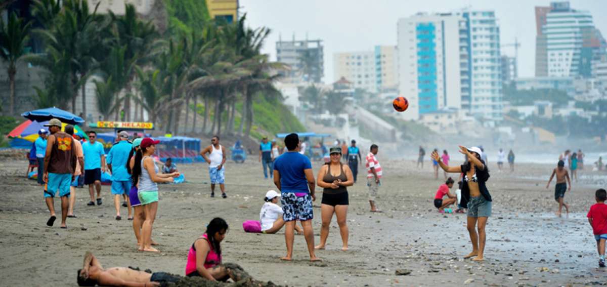 Turistas de la Sierra visitan balnearios de Manta