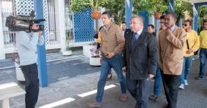 Fernando Balda (izq.) acompa&ntilde;&oacute; al periodista colombiano Herbin Hoyos (centro) en su comparecencia en la Fiscal&iacute;a.