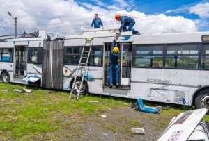 Quito inicia el proceso de chatarrización de 31 trolebuses tras 29 años de servicio. 