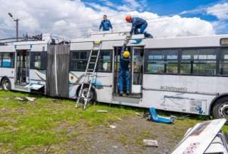 Quito inicia el proceso de chatarrización de 31 trolebuses tras 29 años de servicio. 