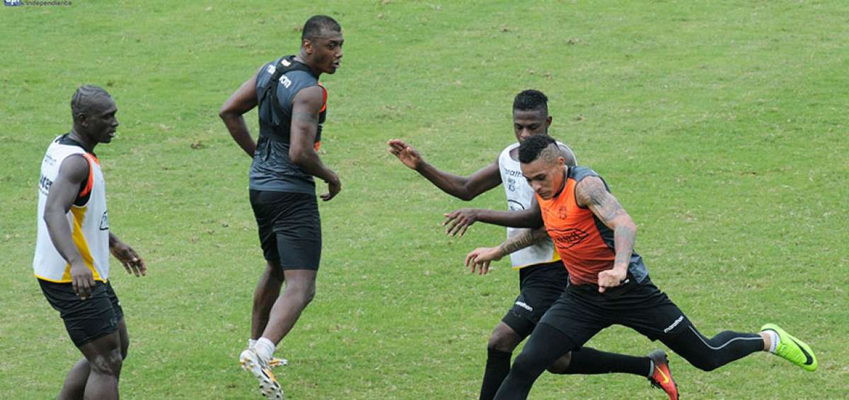 Jonathan &Aacute;lvez (naranja) participa en una jugada junto con Abel Casquet, Oswaldo Minda y Segundo Castillo, en una pr&aacute;ctica en el estadio Monumental