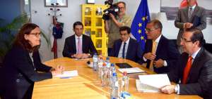 La comisaria de Comercio de la UE, Cecilia Malmstr&ouml;m (izq.), dialoga con el vicepresidente Jorge Glas (der.) y el ministro Juan Carlos Cassinelli (der.).