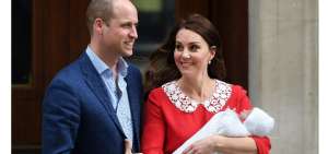 Fotograf&iacute;a de archivo de los duques de Cambridge con su tercer hijo reci&eacute;n nacido en brazos a su salida del hospital St Mary's en Londres, Reino Unido, el pasado 23 de abril de 2018. 