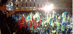 El Mandatario sali&oacute; al balc&oacute;n de Carondelet a las 18:55.