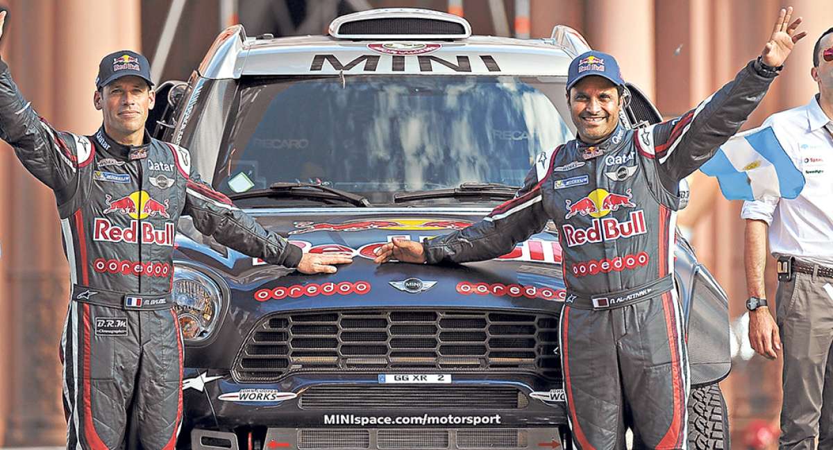 Al-Attiyah (d) saluda al p&uacute;blico durante la partida simb&oacute;lica que se realiz&oacute; en Buenos Aires el pasado s&aacute;bado. Foto: AFP