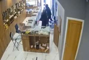 Una joyer&iacute;a de Londres vivi&oacute; un fuerte robo, pero los moradores reaccionaron. 