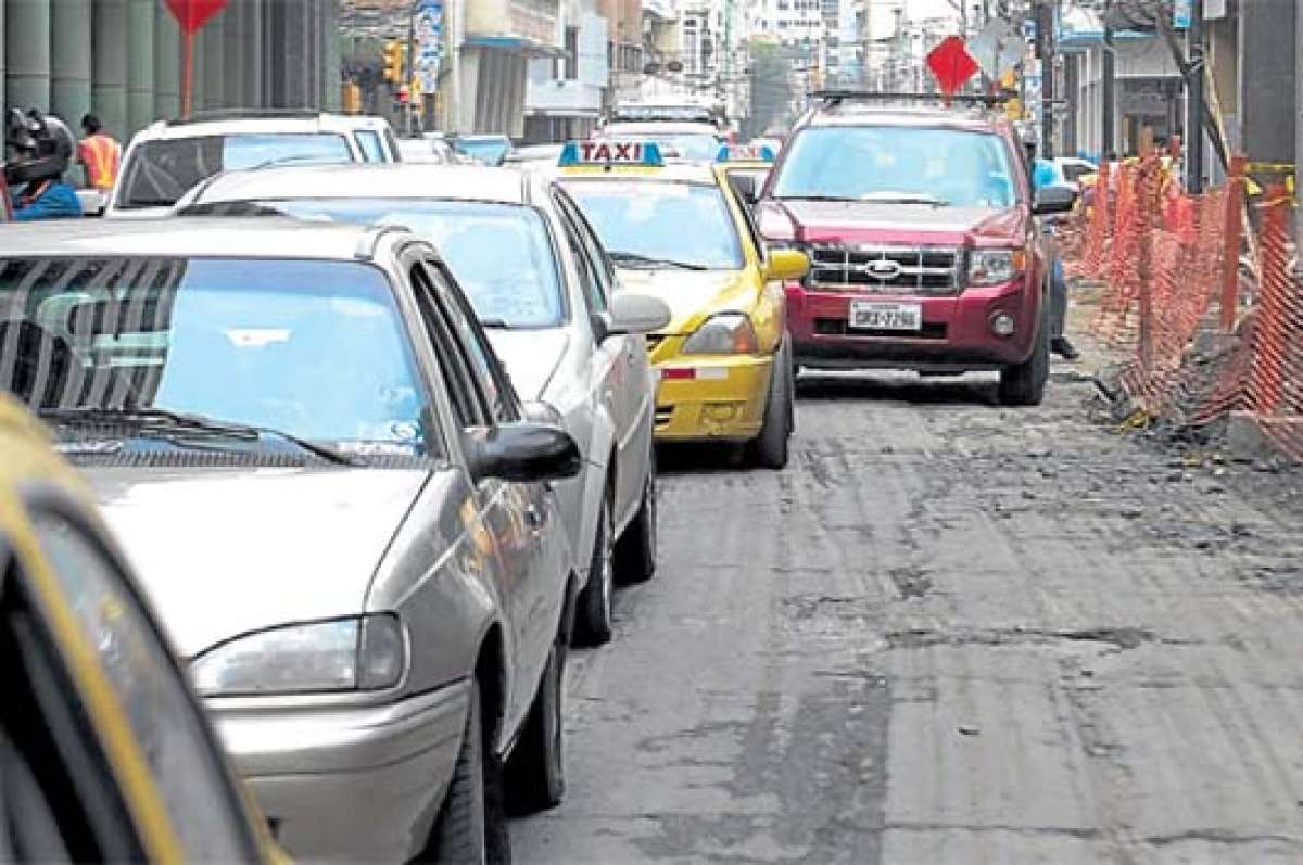 El tr&aacute;nsito se congestiona por los baches en las calles V&iacute;ctor Manuel Rend&oacute;n y Rumichaca. Foto: William Orellana | El Tel&eacute;grafo
