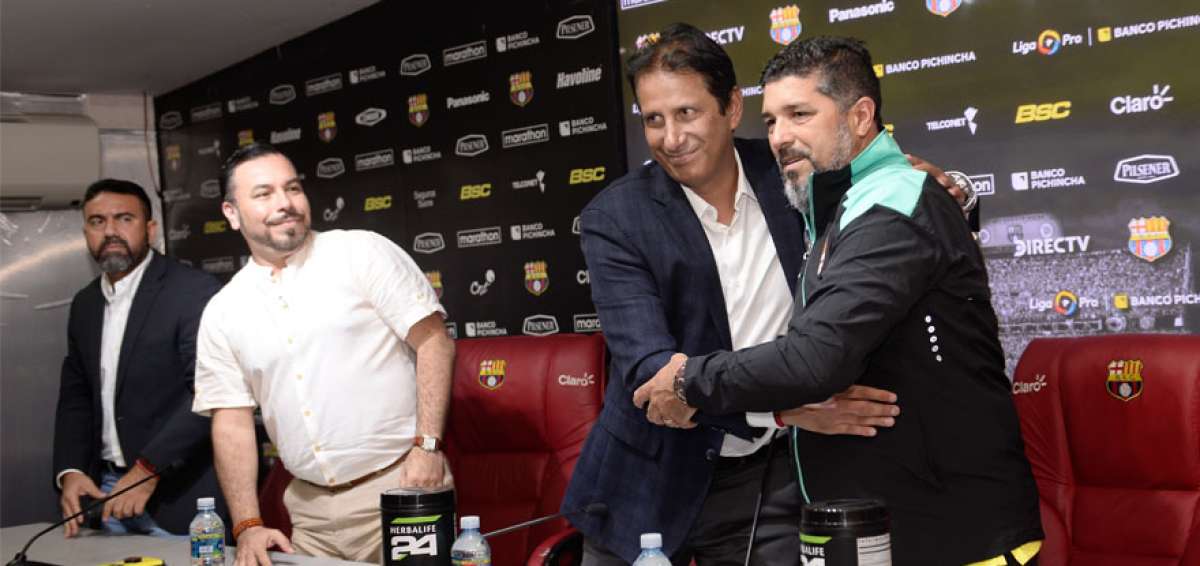 Jos&eacute; Cevallos (c) se abraza con el nuevo DT del club, Leonardo Ramos (d); Alfredo Cuentas (i) los observa.