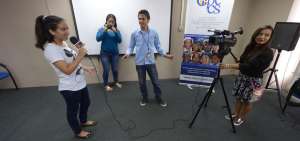G&eacute;nesis P&eacute;rez (de blanco) y Nubia Cabezas (de azul) una vez a la semana reciben talleres de liderazgo.