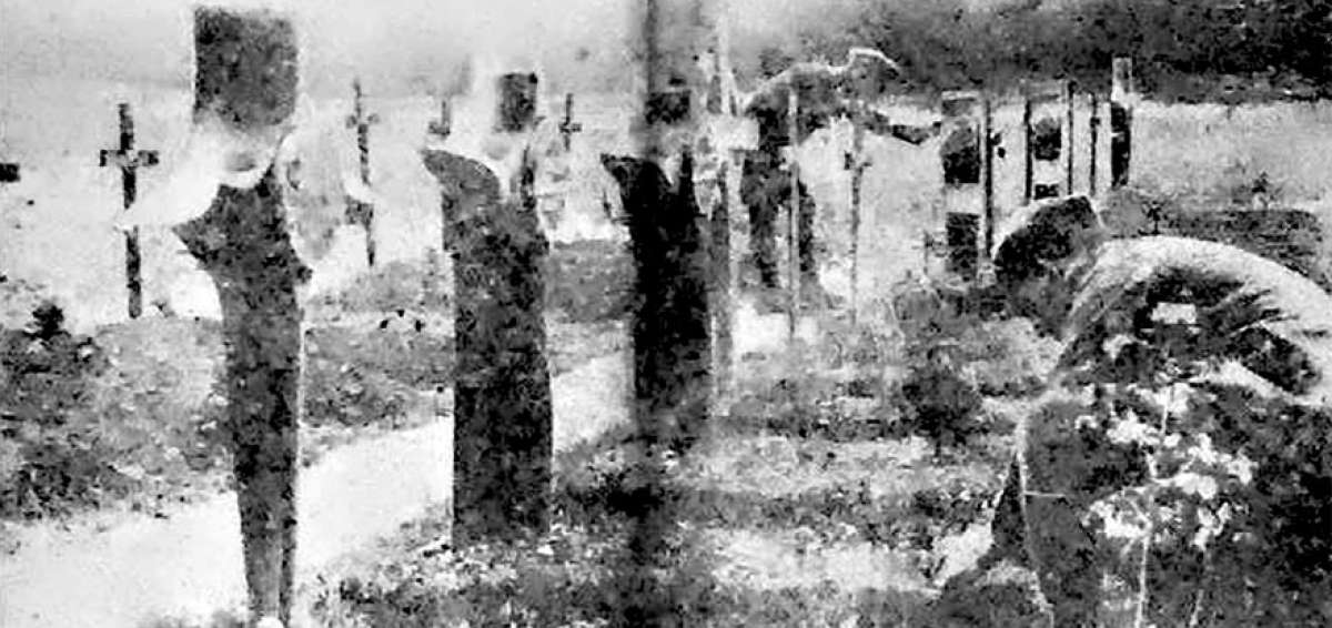 Ingleses utilizan h&eacute;lices como cruces en tumbas