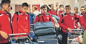21 jugadores de la selecci&oacute;n Sub-17 de Siria fueron recibidos en el aeropuerto de Puerto Montt por medio centenar de compatriotas. AFP
