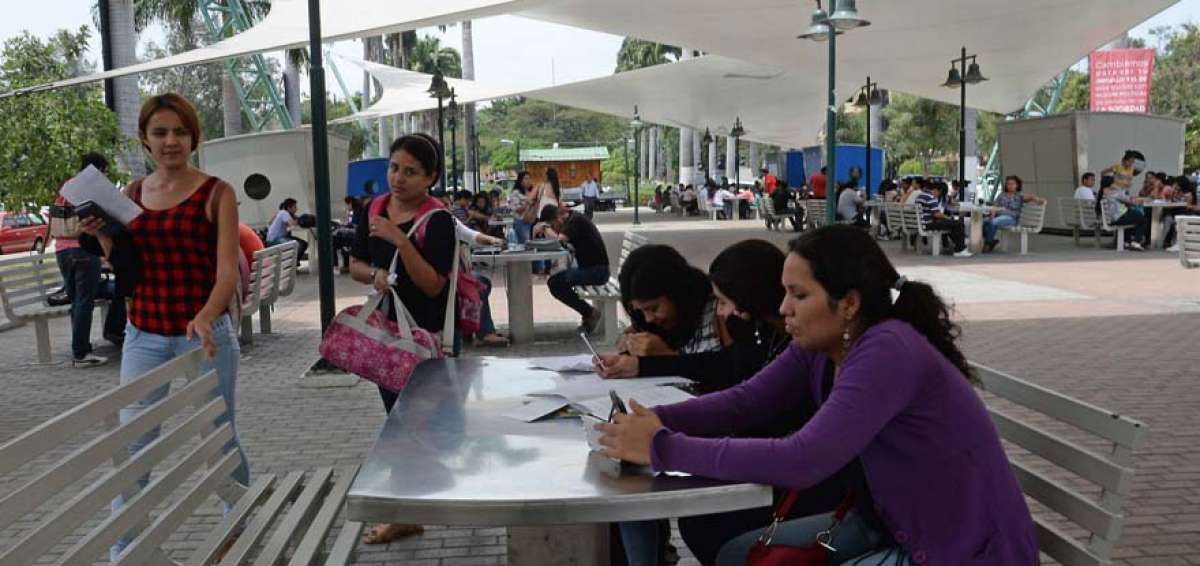 Los estudiantes, docentes y trabajadores deber&aacute;n elegir a su nuevo rector. Los candidatos son: Galo Salcedo, Johnny Burgos y Xavier Garaicoa.