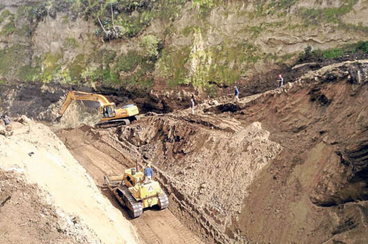 Maquinaria de la Prefectura de Tungurahua trabaja en la limpieza del canal y en la excavaci&oacute;n para colocar la tuber&iacute;a met&aacute;lica de 2 metros de di&aacute;metro que impedir&aacute; otro represamiento. Foto: Jos&eacute; Miguel Castillo.