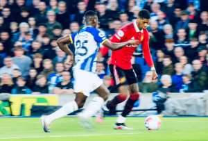 Moisés Caicedo jugó como lateral derecho ante el Manchester United