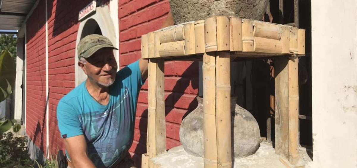 En el sector Los El&eacute;ctricos, zona alta de Manta, Ernesto Rojas purifica agua con el uso de filtros coloniales, tiene dos en su propiedad que est&aacute; ubicada cerca de la Universidad Laica Eloy Alfaro de Manab&iacute; (Uleam).