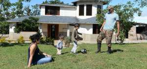 Cristian Mora (der.) y su esposa Jessenia Pazmi&ntilde;o (sentada) juegan con sus dos hijos en el patio de su casa de campo, ubicada en el sector Las Guardias.