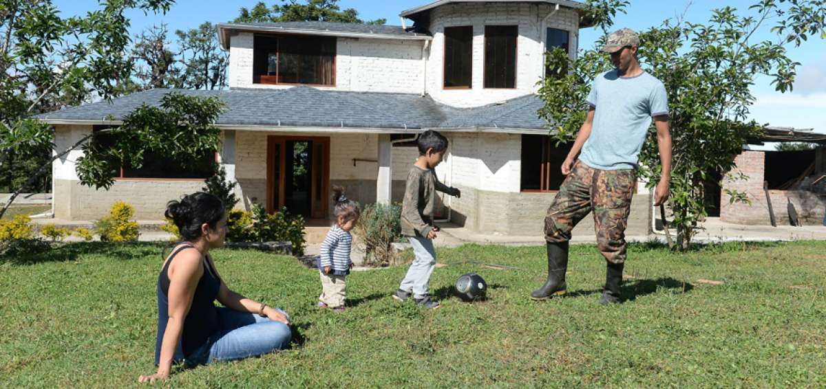 Cristian Mora (der.) y su esposa Jessenia Pazmi&ntilde;o (sentada) juegan con sus dos hijos en el patio de su casa de campo, ubicada en el sector Las Guardias.