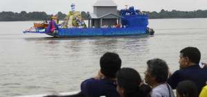 El desfile de embarcaciones, denominado &ldquo;El r&iacute;o Guayas es mi destino&rdquo;, congreg&oacute; a miles de personas que se ubicaron en el malec&oacute;n 2000.