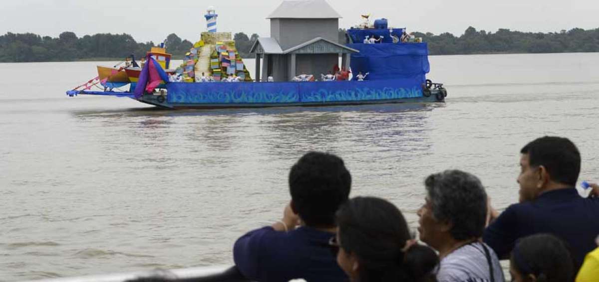 El desfile de embarcaciones, denominado &ldquo;El r&iacute;o Guayas es mi destino&rdquo;, congreg&oacute; a miles de personas que se ubicaron en el malec&oacute;n 2000.