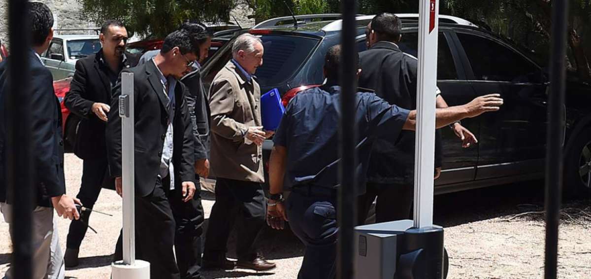 Figueredo (centro) arrib&oacute; al pa&iacute;s el jueves y declar&oacute; por varias horas en un juzgado montevideano.