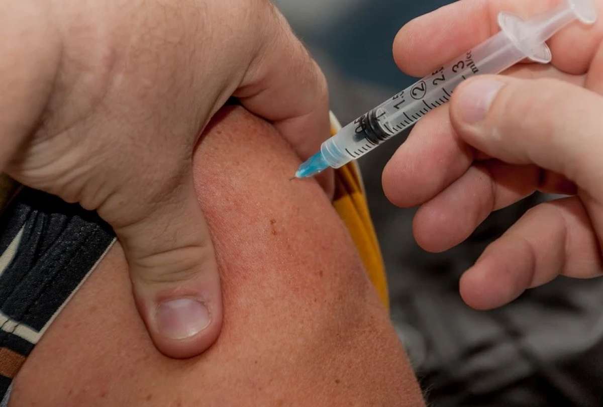 Un estudio descartó que las vacunas contra el covid-19 hayan causado muertes