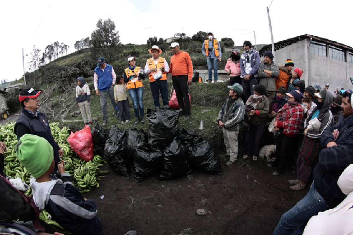 La comunidad Hualcanga recibi&oacute; kits de protecci&oacute;n contra la ceniza y tambi&eacute;n rechazo de banano. Foto: Roberto Ch&aacute;vez / El Tel&eacute;grafo