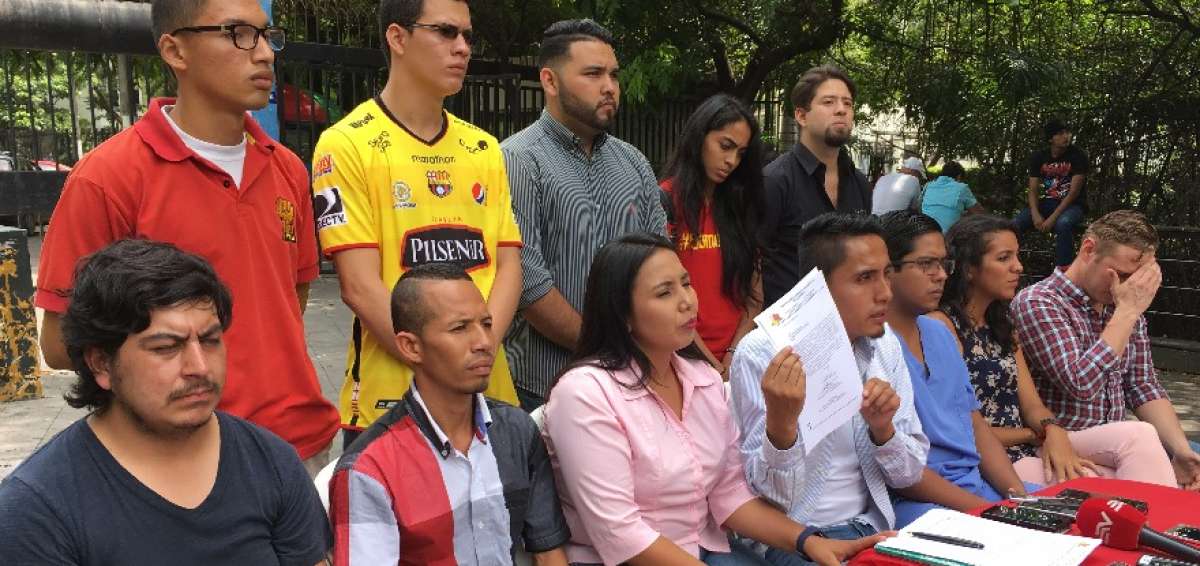 Los estudiantes dieron una rueda de prensa en los exteriores de la Universidad Guayaquil.