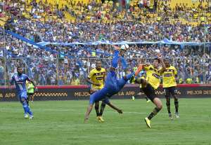 El encuentro entre Barcelona y Emelec sufri&oacute; varias paralizaciones como resultado de las continuas faltas. Foto: William Orellana / El Tel&eacute;grafo