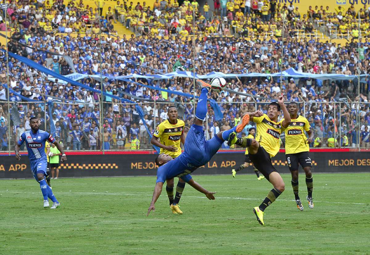 El encuentro entre Barcelona y Emelec sufri&oacute; varias paralizaciones como resultado de las continuas faltas. Foto: William Orellana / El Tel&eacute;grafo
