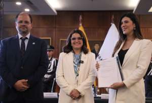 La vicepresidenta Mar&iacute;a Jos&eacute; Pinto y el ministro John Reimberg entregaron el proyecto de ley a la asamble&iacute;sta Valentina Centeno.