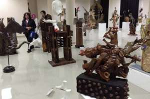 La gente ingresa gratuitamente a esta exposici&oacute;n en la Casa de la Cultura de Tungurahua. Foto: Jos&eacute; Miguel Castillo 