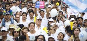 Organizaciones ProVida, pastores y grupos de familia protestaron en la avenida Nueve de Octubre por la resoluci&oacute;n de la Corte Constitucional.