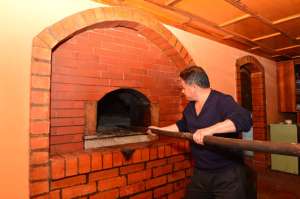 Alejandro Arias, presidente del barrio Todos Santos, es una de las personas que conserva su horno de le&ntilde;a dentro del hogar. Foto: Jos&eacute; Luis LLivisaca│El Tel&eacute;grafo