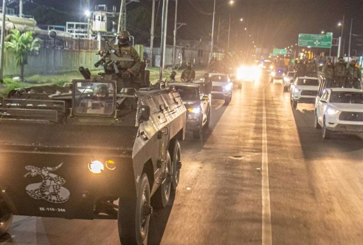 Militares refuerzan controles y patrullajes durante la restricci&oacute;n nocturna.