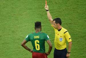 Alex Song fue expulsado en el partido ante Croacia en el mundial Brasil 2014, desde ese encuentro no ha vuelto a jugar con Camer&uacute;n. Foto: Archivo