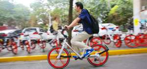Mediante una aplicaci&oacute;n m&oacute;vil, el usuario desbloquea en apenas unos segundos el candado de una bicicleta compartida en cualquier sitio. La hora de uso est&aacute; fijada en $ 0,18.