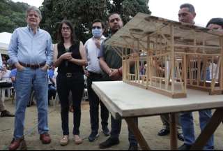 Guillermo Lasso (izq.), presidente de la República, participó en la presentación del prototipo de vivienda para habitantes de Manabí