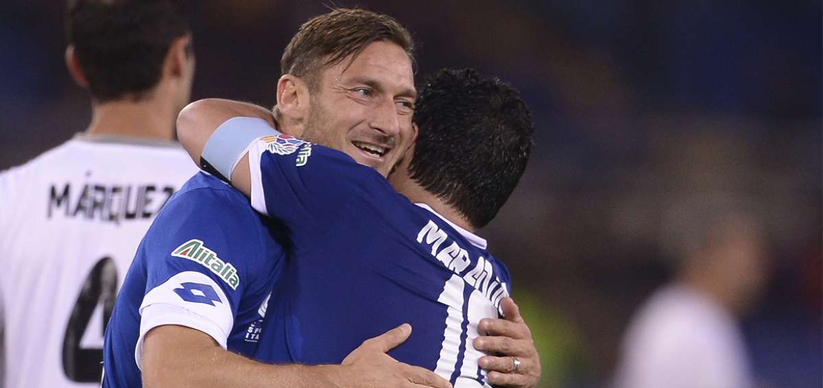Maradona, Ronaldinho y Totti juegan por la paz en Roma a pedido del Papa