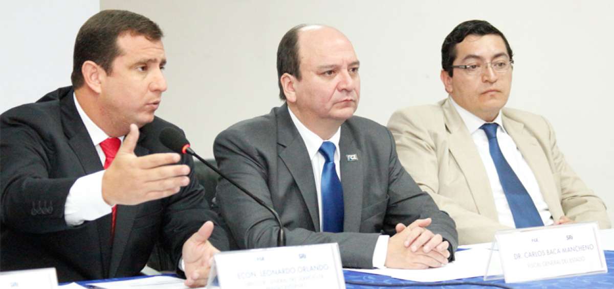 El fiscal Carlos Baca (centro) y el director del SRI, Leonardo Orlando (izq.), informaron del perjuicio al Estado.