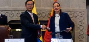 La canciller ecuatoriana, Mar&iacute;a Fernanda Espinosa, y el embajador de China en Ecuador, Wang Yulin, durante la suscripci&oacute;n de los convenios.