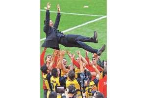 La plantilla del Atl&eacute;tico de Madrid levanta al entrenador Diego Simeone luego de empatar ante el Bar&ccedil;a en la &uacute;ltima fecha de la liga. Foto: AFP