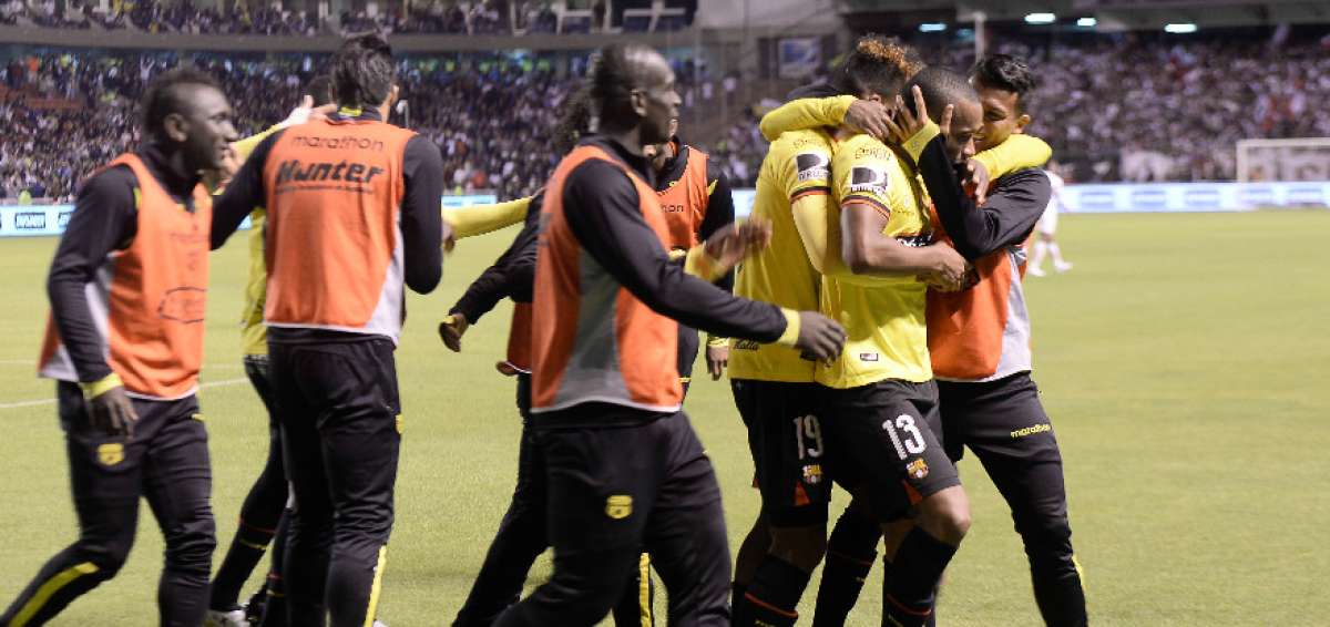 El volante Ely Esterilla (13) celebra el tanto del empate junto a sus compa&ntilde;eros, durante el partido disputado en el estadio Casa Blanca.   