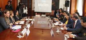 La ministra de Gobierno, Mar&iacute;a Paula Romo, durante una reuni&oacute;n con una misi&oacute;n de la CIDH.
