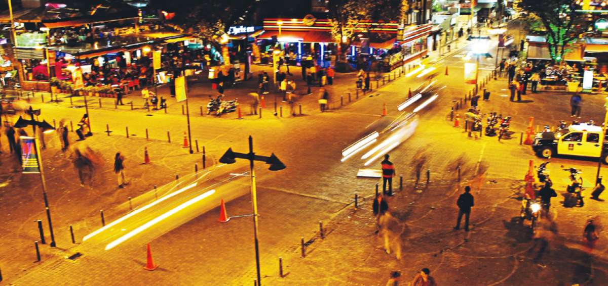 En el coraz&oacute;n de Quito se encuentra La Mariscal, considerada como la zona rosa por excelencia. En sus bares y restaurantes se llegan a vender hasta 700 mil litros de cervezas al mes.  