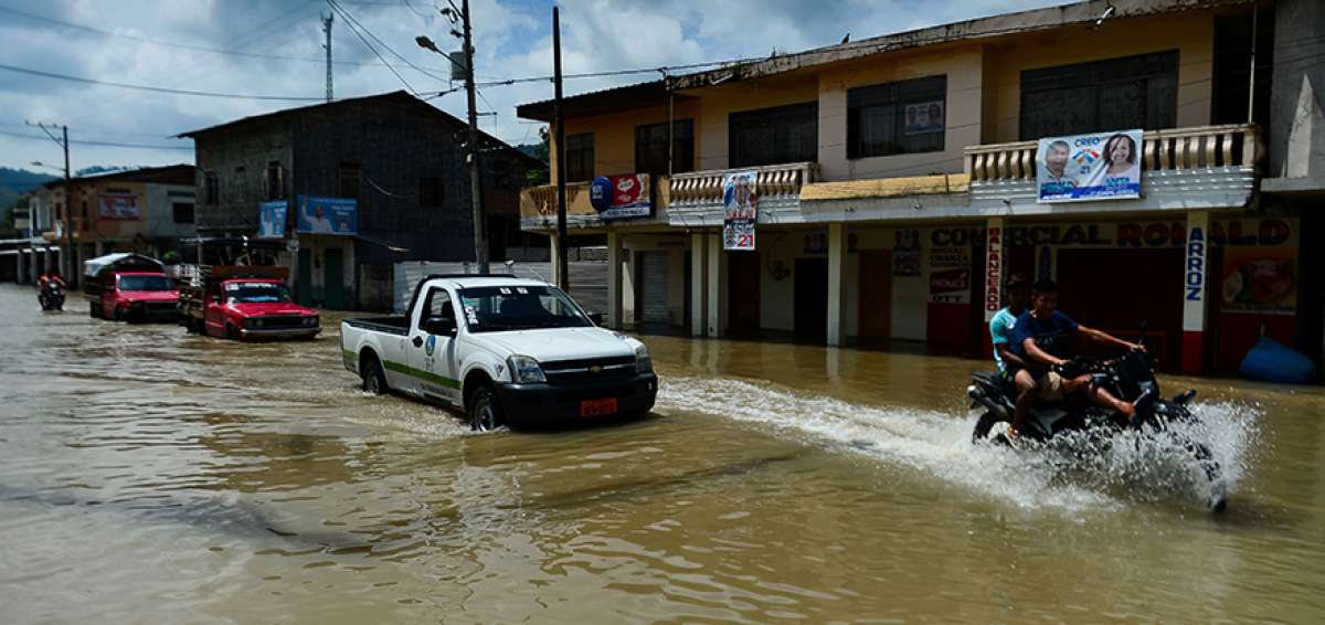 La creciente del r&iacute;o Portoviejo en el poblado de Ayacucho, del cant&oacute;n Santa Ana en Manab&iacute;, se sinti&oacute; con fuerza hasta el mediod&iacute;a de ayer cuando reci&eacute;n empez&oacute; a bajar el nivel del agua.