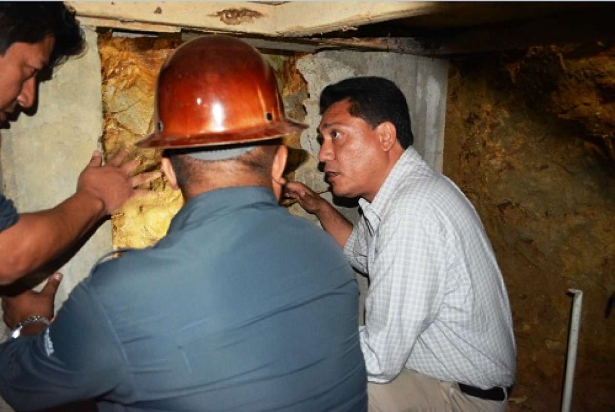 Descubren un socav&oacute;n minero al interior del coliseo de Zaruma